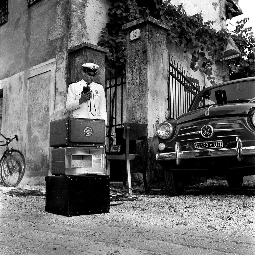 Enrico Pavonello Udine Vigile utilizza un autovelox anni 70 